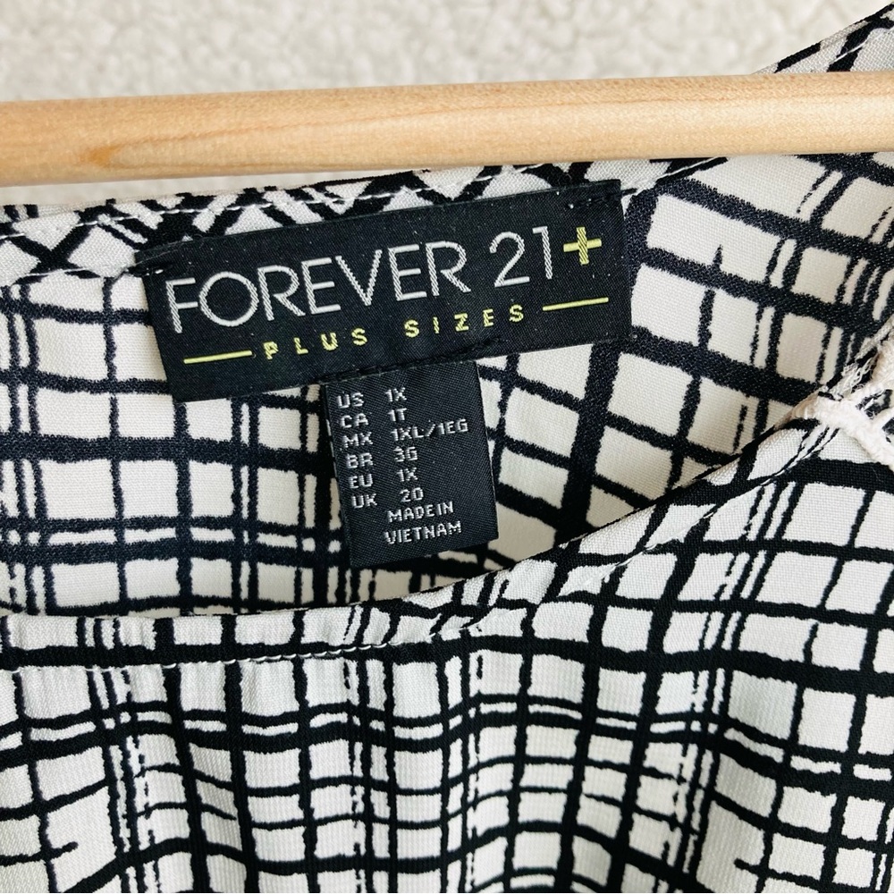 Forever 21 Women's black and white abstract plaid short sleeve cropped top, 1X - Picture 8 of 14